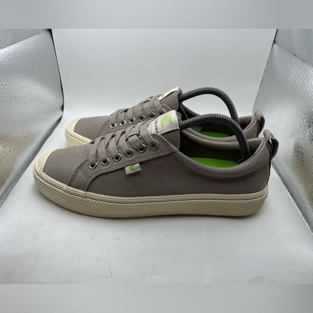 Cariuma OCA women’s gray sneakers size 10
